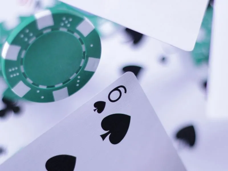 Chơi game đánh bài tiến lên ăn tiền thật có hợp pháp không?